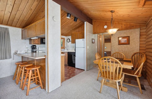 Breezy Point Cabina | Rustic 2BR Cabin with Deck Overlooking Golf Course