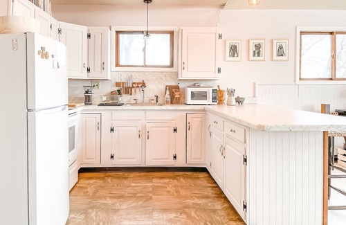 De Lancey Cabina | Rustic 2BR Summer Cabin Getaway with Stunning Mountain Views