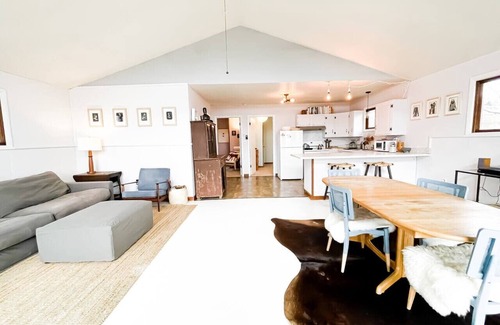 De Lancey Cabina | Rustic 2BR Summer Cabin Getaway with Stunning Mountain Views