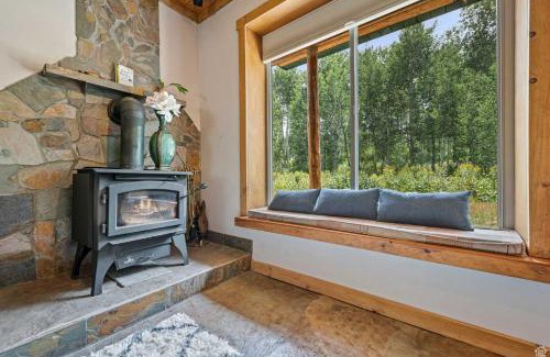 Silver Summit Casa | Rustic 5BR Escape with Private Hot Tub 25min to Park City