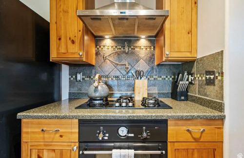 Silver Summit Casa | Rustic 5BR Escape with Private Hot Tub 25min to Park City