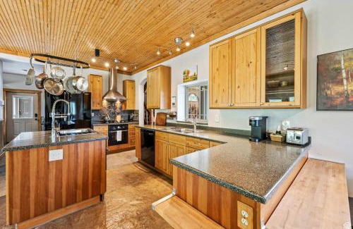 Silver Summit Casa | Rustic 5BR Escape with Private Hot Tub 25min to Park City