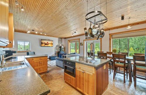 Silver Summit Casa | Rustic 5BR Escape with Private Hot Tub 25min to Park City