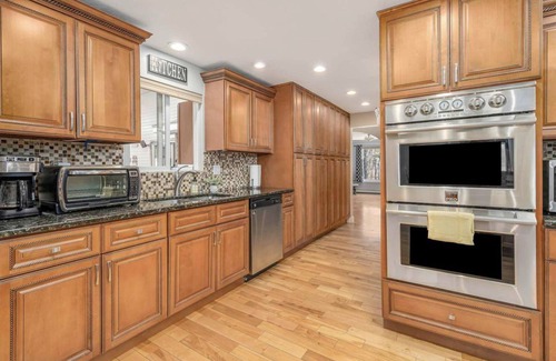 Londonderry Casa | Rustic 6 bedroom 6,500 sf home on 4 acres with hot tub!