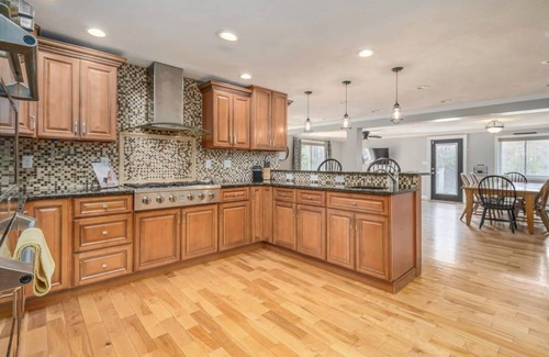 Londonderry Casa | Rustic 6 bedroom 6,500 sf home on 4 acres with hot tub!