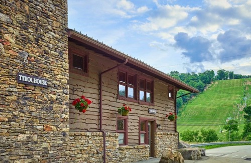 Seven Springs Chalet De Esquí | Rustic 6BR Chalet | Near Ski Lifts + Private Decks