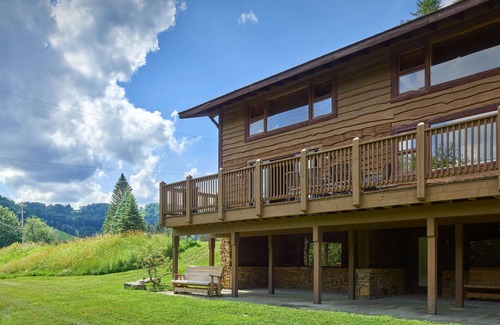 Seven Springs Chalet De Esquí | Rustic 6BR Chalet | Near Ski Lifts + Private Decks