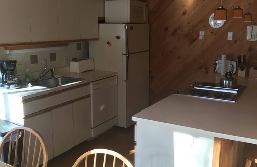 Carrabassett Valley Condominio | Rústico y acogedor Walk In-Walk Out Ski Condo