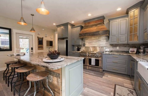 Hendersonville Cabina | Rustic Awesome 4BR Lodge w/ Game Room & Fire Pit