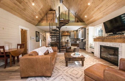 Hendersonville Cabina | Rustic Awesome 4BR Lodge w/ Game Room & Fire Pit