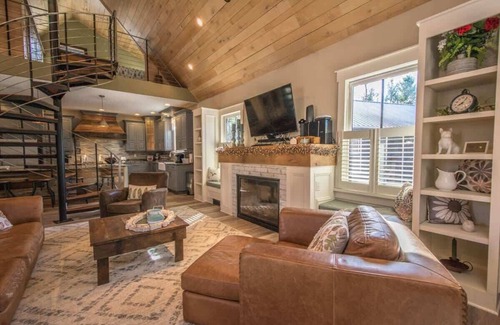 Hendersonville Cabina | Rustic Awesome 4BR Lodge w/ Game Room & Fire Pit