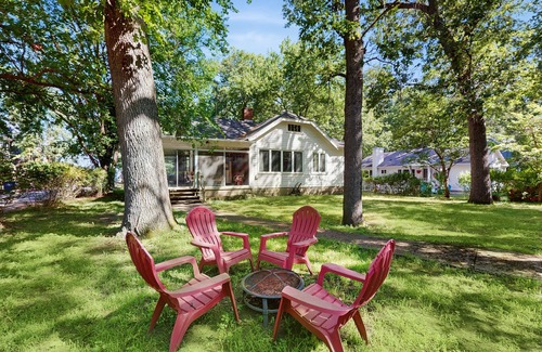 Michiana Casa | Rustic beach cottage with partial lake views, grill, & WiFi - great location