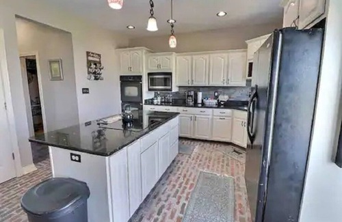 Templeton Cabina | Rustic Cabin-Farmhouse Vibe Secluded with Hot Tub