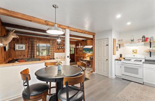 Beaver Dams Apartamento | Rustic Cabin Getaway Close to Everything Fun!