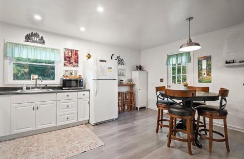 Beaver Dams Apartamento | Rustic Cabin Getaway Close to Everything Fun!