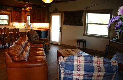 Newcastle Cabina | Rustic Cabin on 40 Acre Working Cattle Ranch ~Wineries Hiking Family friendly~