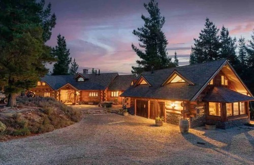 Alexandra Cabina | Rustic Cabin With hot tub at Homewood Forest Retreat