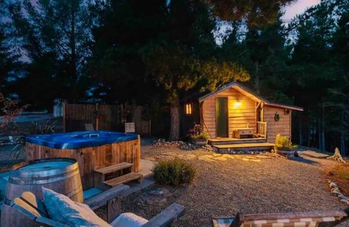 Alexandra Cabina | Rustic Cabin With hot tub at Homewood Forest Retreat