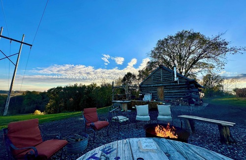 Ellsworth Cabina | Rustic Cabin with Stunning Views and Walking Paths