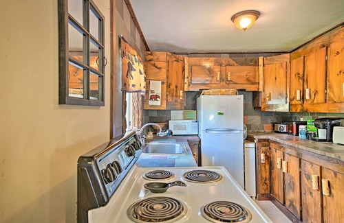 Caroga Lake Cabaña | Rustic Caroga Lake Retreat: Fish, Hike & Ski!