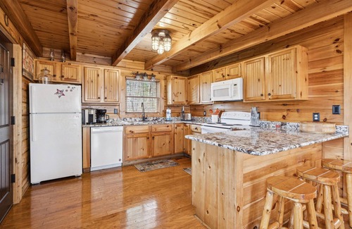 Gatlinburg - Pigeon Forge Casa | Rustic-Chic Cabin w Hot Tub & Fire Pit