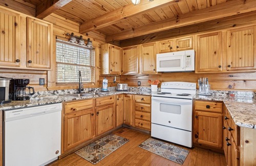 Gatlinburg - Pigeon Forge Casa | Rustic-Chic Cabin w Hot Tub & Fire Pit