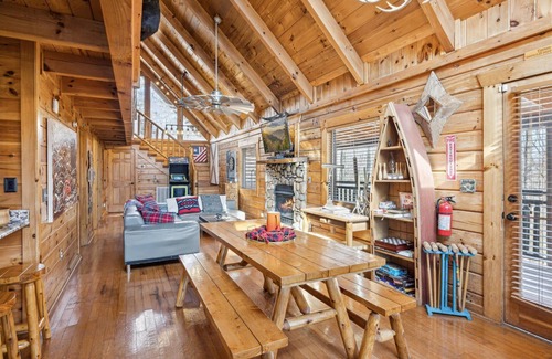 Gatlinburg - Pigeon Forge Casa | Rustic-Chic Cabin w Hot Tub & Fire Pit