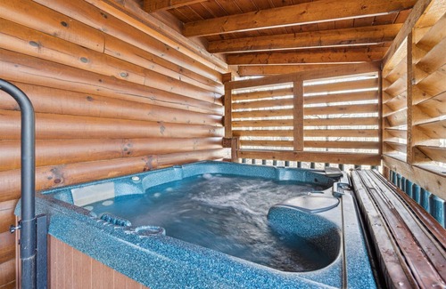 Gatlinburg - Pigeon Forge Casa | Rustic-Chic Cabin w Hot Tub & Fire Pit