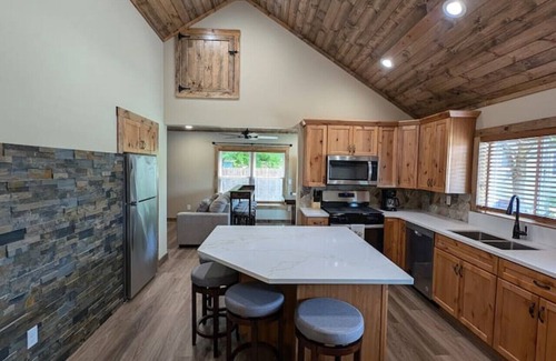 Twin Lakes Apartamento | Rustic Cottage Downtown Twin Lakes