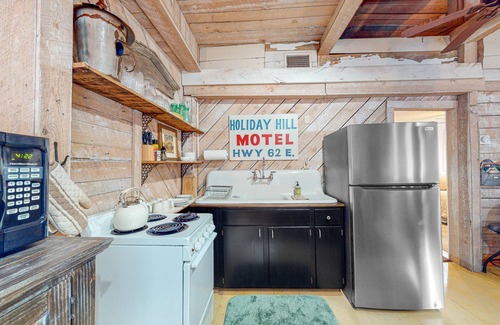 Eureka Springs Historic District Cabaña | Rustic cottage with backyard & central AC - near downtown attractions