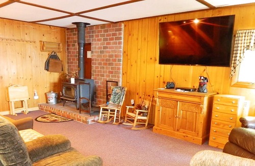 Oquossoc Casa | Rústica de 4 dormitorios, 2 baños casa en la costa norte del lago Rangeley.