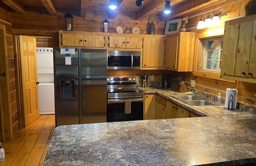 Logan Cabina | ¡Cabaña rústica y elegante equipada con bañera de hidromasaje cerca de los parques estatales y nacionales!