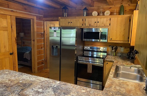 Logan Cabina | ¡Cabaña rústica y elegante equipada con bañera de hidromasaje cerca de los parques estatales y nacionales!