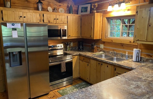 Logan Cabina | ¡Cabaña rústica y elegante equipada con bañera de hidromasaje cerca de los parques estatales y nacionales!