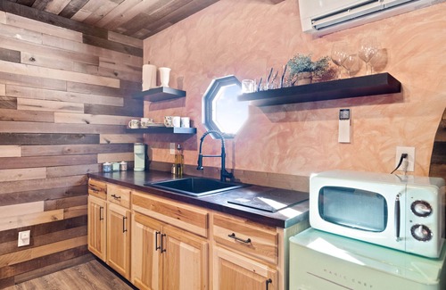 Creola Cabina | Rustic Hobbit Inspired Hocking Hills State Park 3 mi away Hot Tub Pet Friendly