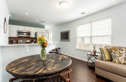 Edgewood Casa | Rustic-Industrial Vibe/MARTA/Good Eats/Sleeps 6