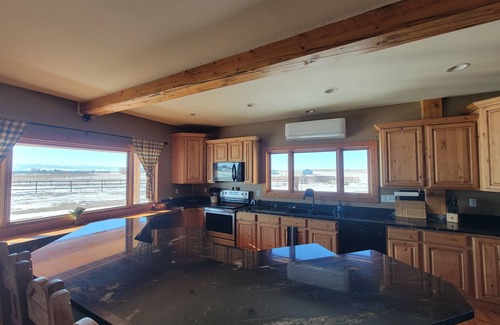 Riverton Cabina | Rustic Knotty Pine Lodge with views!