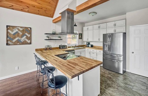 Hickory Casa | Rustic Lakefront Retreat w/Hot Tub & Pet Friendly