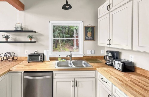 Hickory Casa | Rustic Lakefront Retreat w/Hot Tub & Pet Friendly