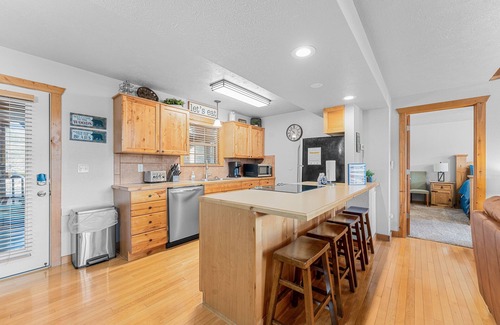 Reeds Spring Cabina | Rustic Lodge 4 Bedroom Cabin by Redawning