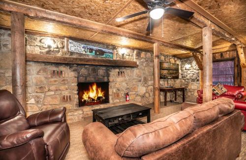Gatlinburg - Pigeon Forge Chalet De Esquí | Rustic lodge- sleeps 24- space for large groups, hot tub, pool table, ping pong, and so much more!