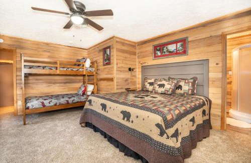 Gatlinburg - Pigeon Forge Chalet De Esquí | Rustic lodge- sleeps 24- space for large groups, hot tub, pool table, ping pong, and so much more!