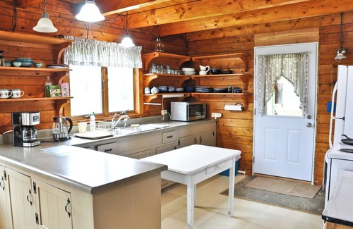 Alfred Station Cabina | Rustic Log Cabin in Alfred Station