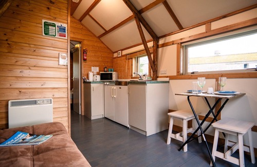 Forres Cabina | Confortable-Shieling With Hot Tub-Cabaña-Baño privado con ducha