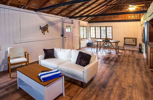 Applegate Cabaña | Rustic Log Cottage - Steps to Onsite Beach + Amenities