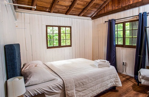 Applegate Cabaña | Rustic Log Cottage - Steps to Onsite Beach + Amenities