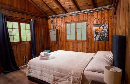 Applegate Cabaña | Rustic Log Cottage - Steps to Onsite Beach + Amenities