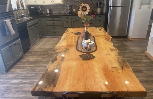 Mariposa Cabina | Rustic lower story 2 bedroom/2bath hot tub 3 minutes from town Yosemite Mariposa