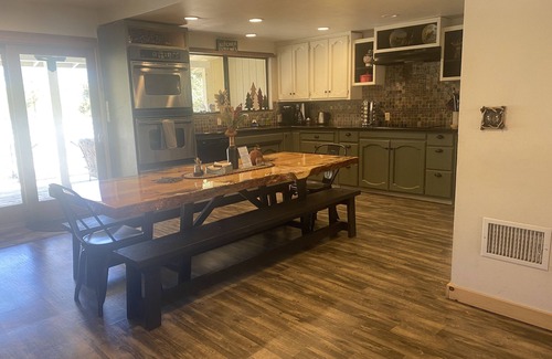 Mariposa Cabina | Rustic lower story 2 bedroom/2bath hot tub 3 minutes from town Yosemite Mariposa