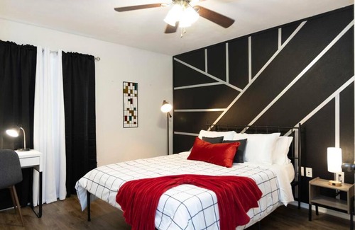 Gainesville Apartamento | Rustic Luxe Loft , A King Bed Hideout with Edge